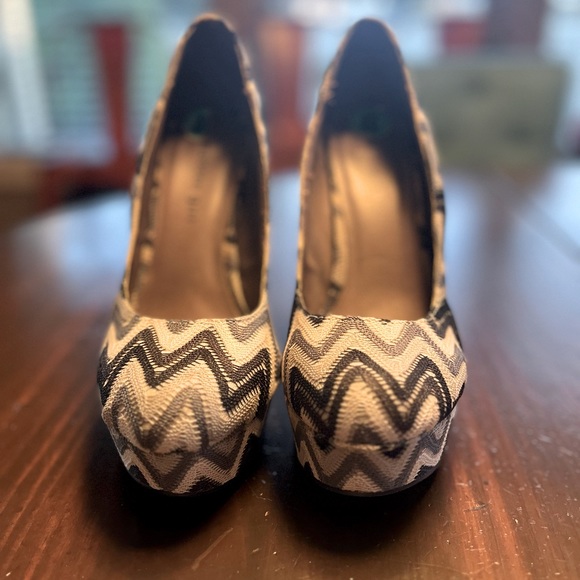 Size 8 pumps, Madden Girl, cover photo is the best photo to show actual colors - Picture 6 of 6